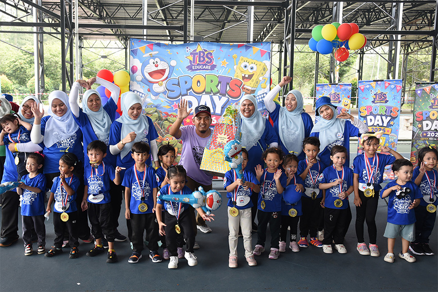 Kanak-kanak melakukan aktiviti sukan