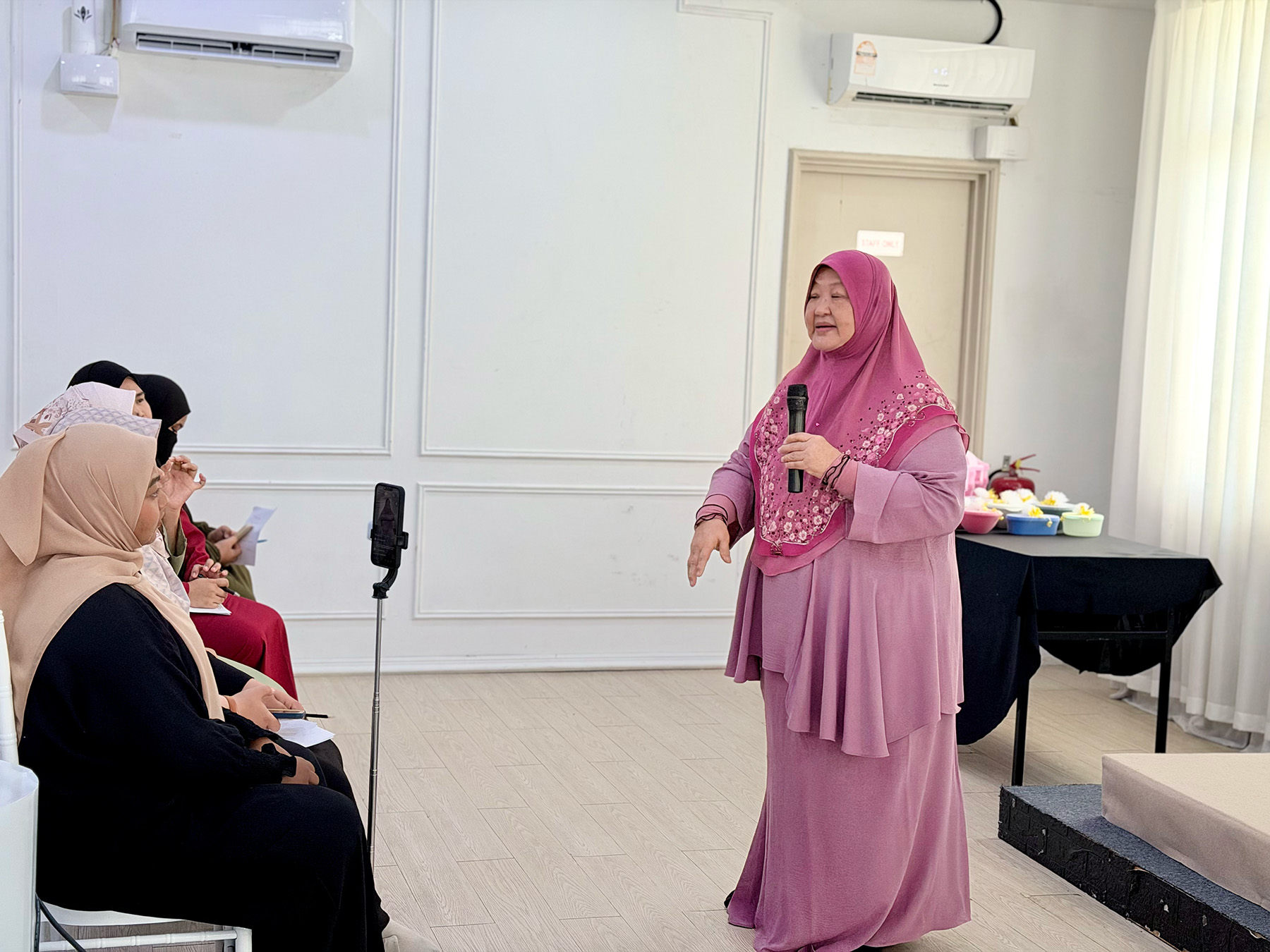 Guru membimbing murid di dalam kelas